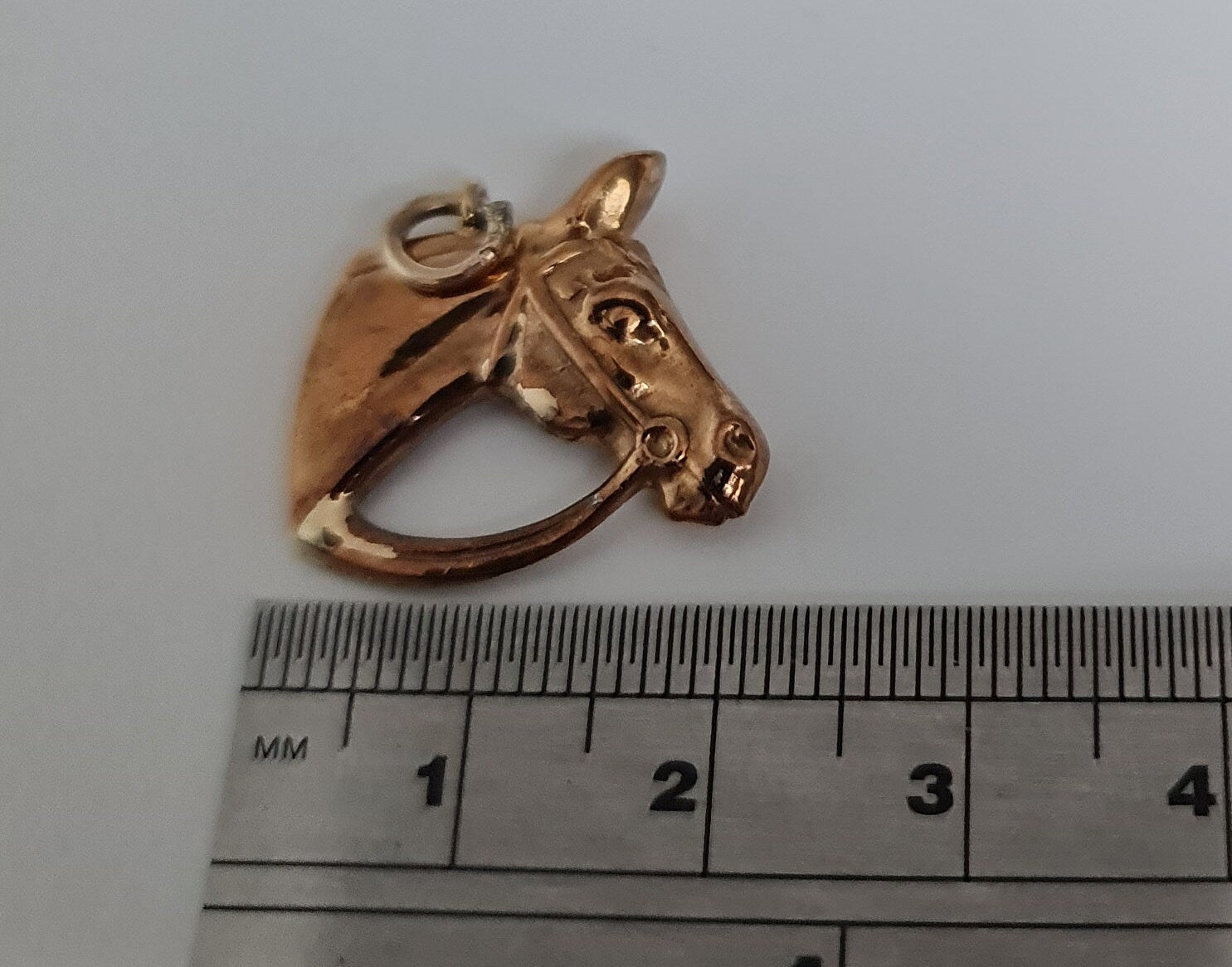 سحر الحصان الذهبي عيار 9 قيراط