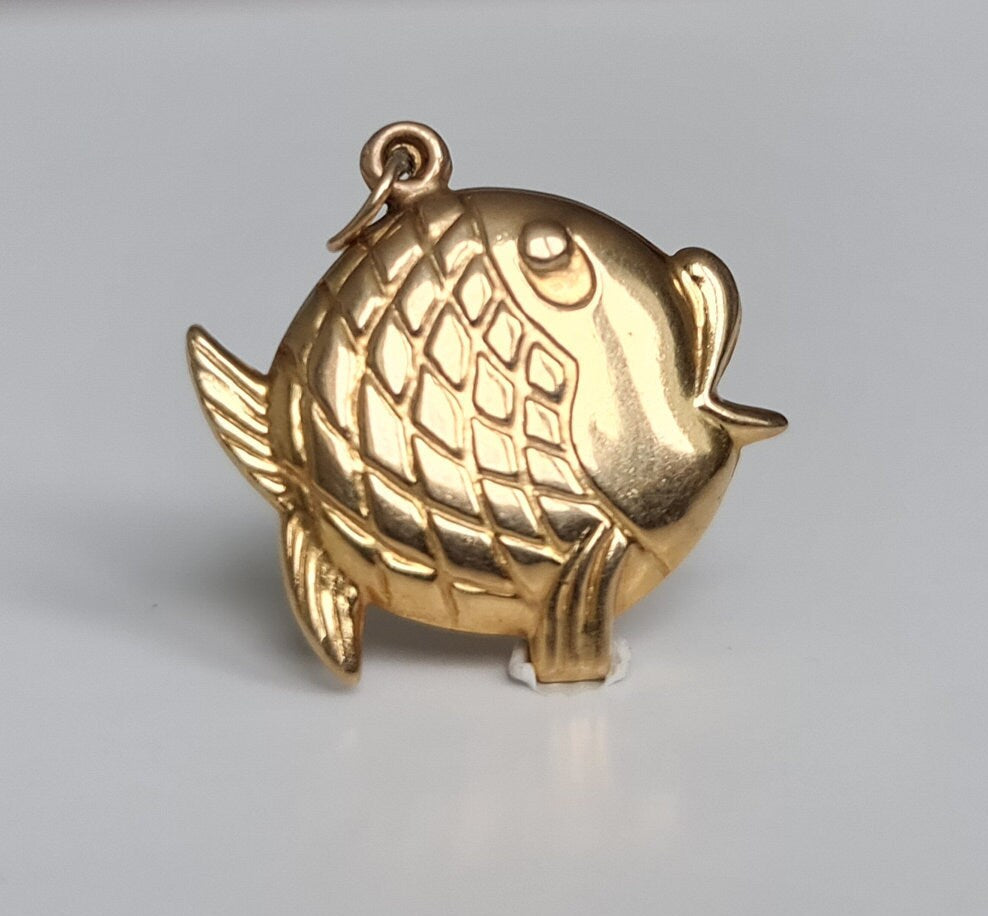 Colgante con dije de pez en oro de 9 quilates