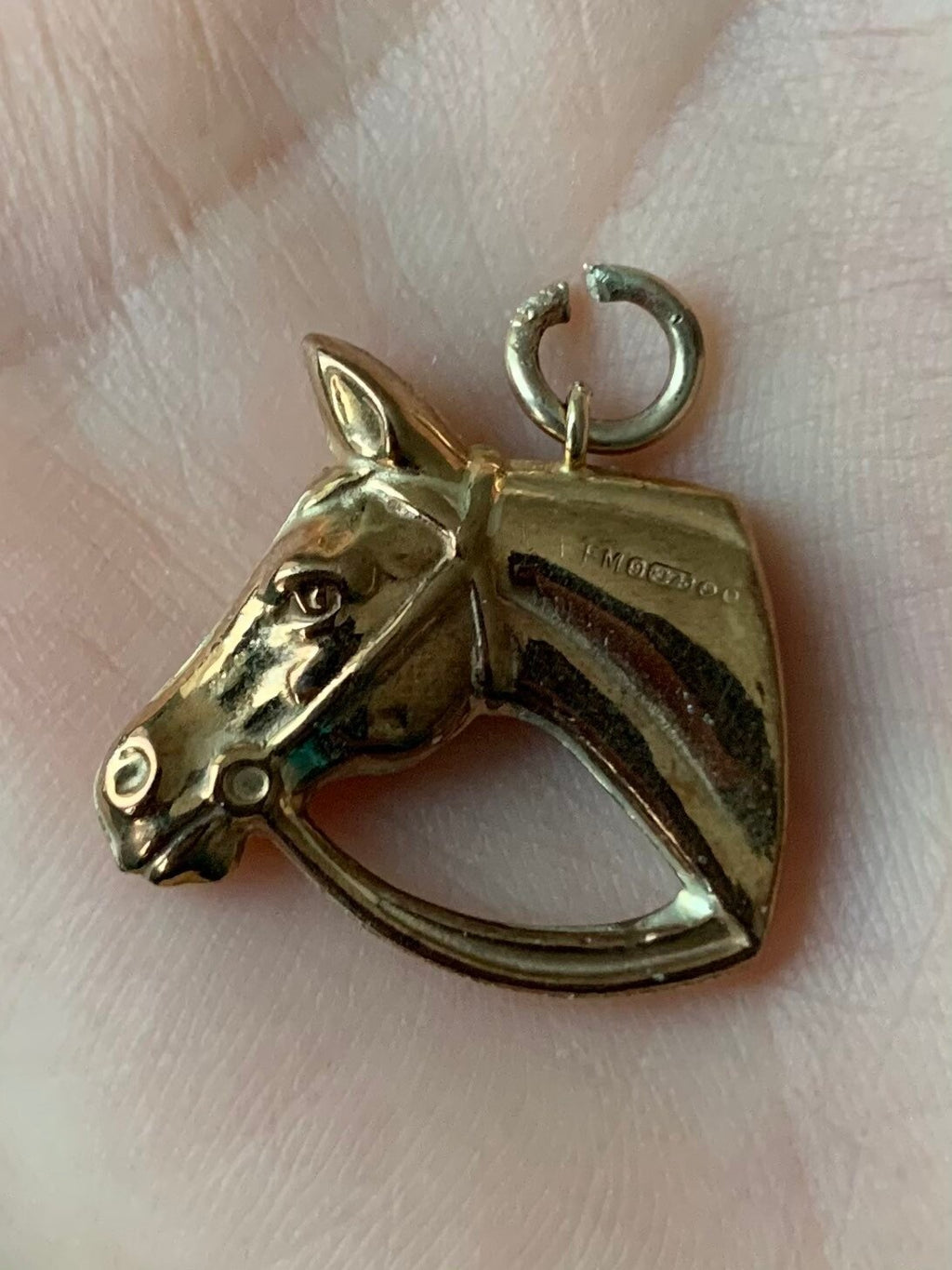 سحر الحصان الذهبي عيار 9 قيراط