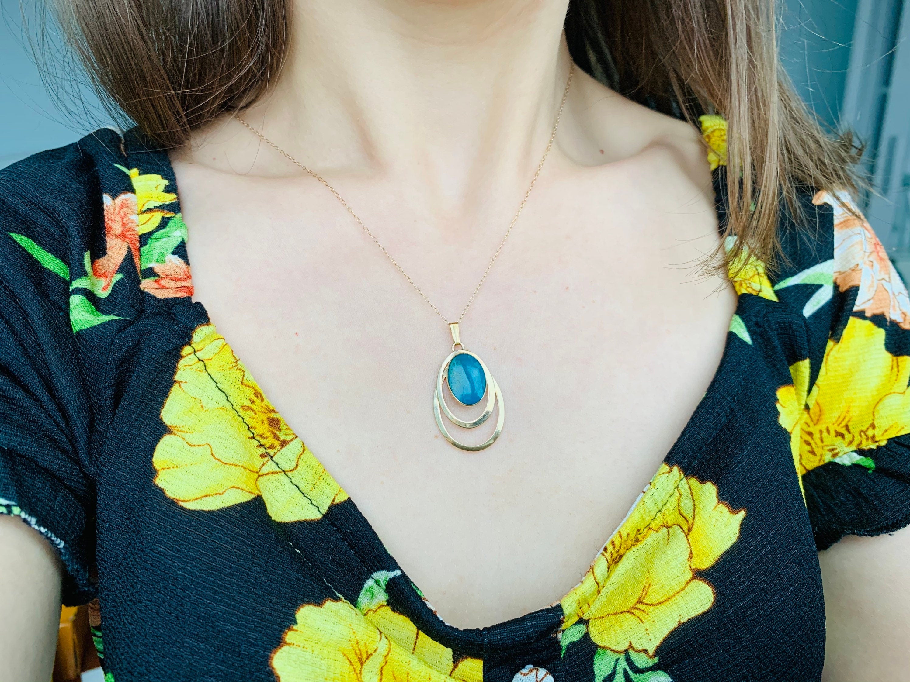 Colgante vintage de dumortierita de oro amarillo macizo de 14 quilates