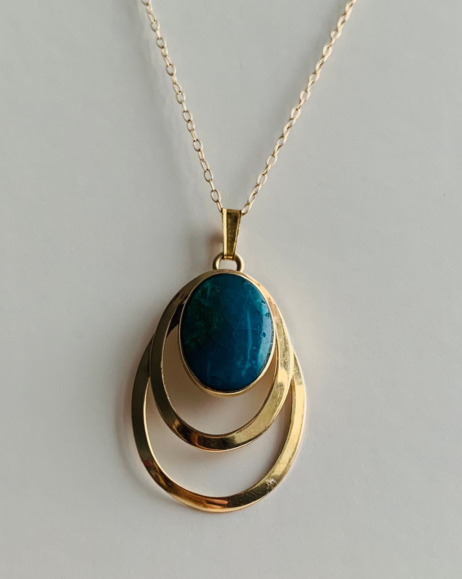 Colgante vintage de dumortierita de oro amarillo macizo de 14 quilates