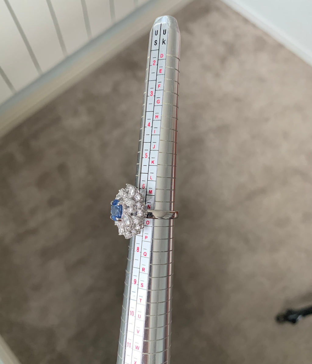 Anillo blanco de 18 quilates con diamantes de 3,00 quilates y zafiro azul de Ceilán de 2,05 quilates sin calentar certificado (9,41 g), en talla Reino Unido N, EE. UU. 6 3/4