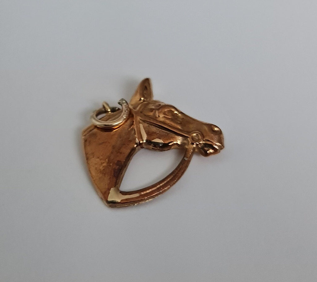 سحر الحصان الذهبي عيار 9 قيراط