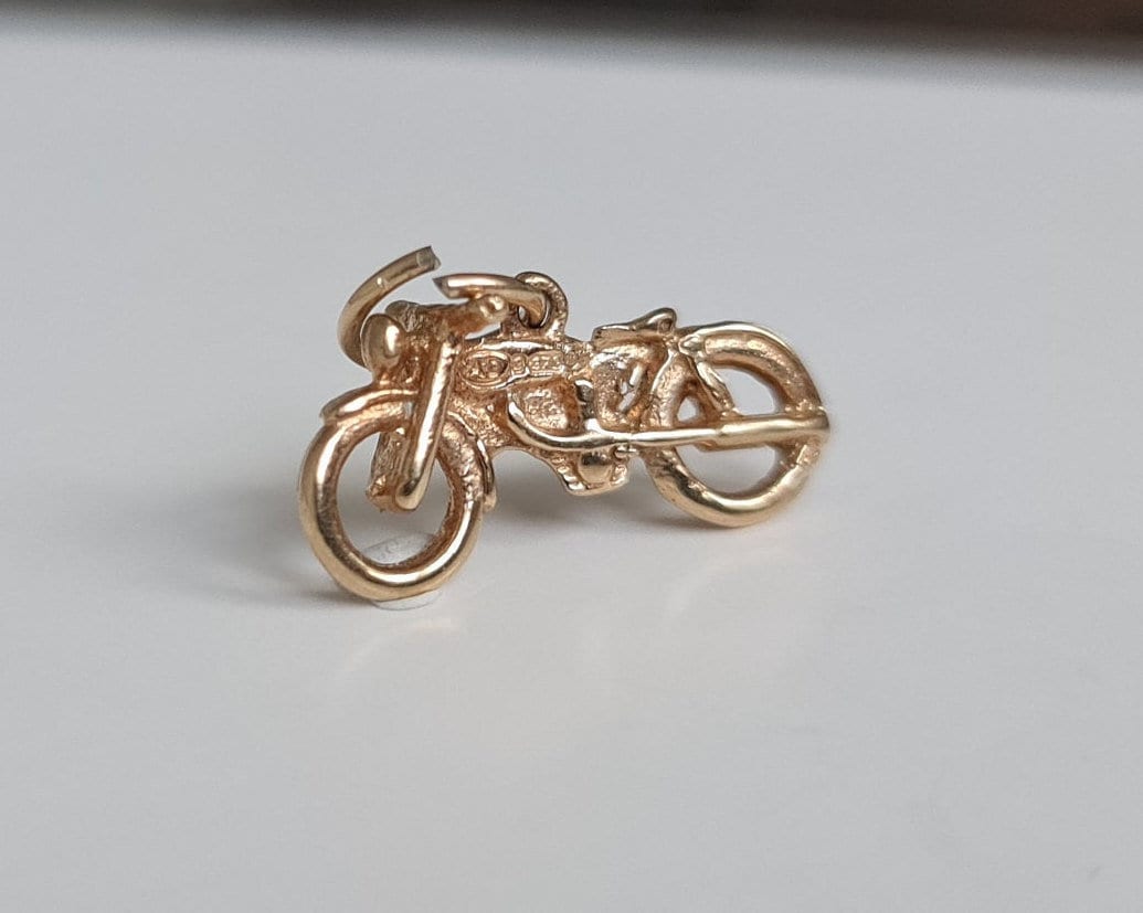 قلادة على شكل دراجة نارية جولف عيار 9 قيراط (نمط هارلي ديفيدسون)