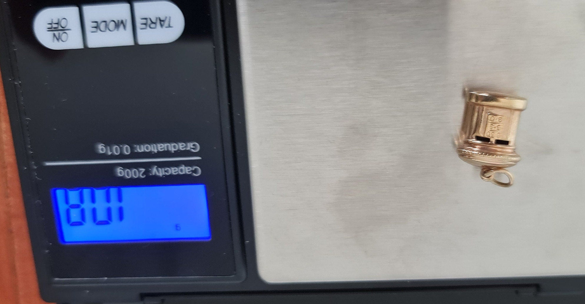 سحر قلادة صندوق بريد ذهبي عيار 9 قيراط، البريد الملكي