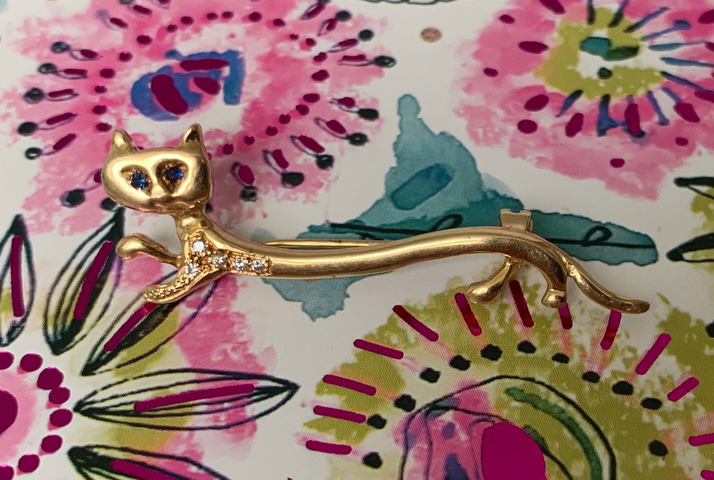 18ct Yellow Gold Sapphire⋄ Brooch in the form of a elongated cat,Italian Designer Brooch,September April Birthstone