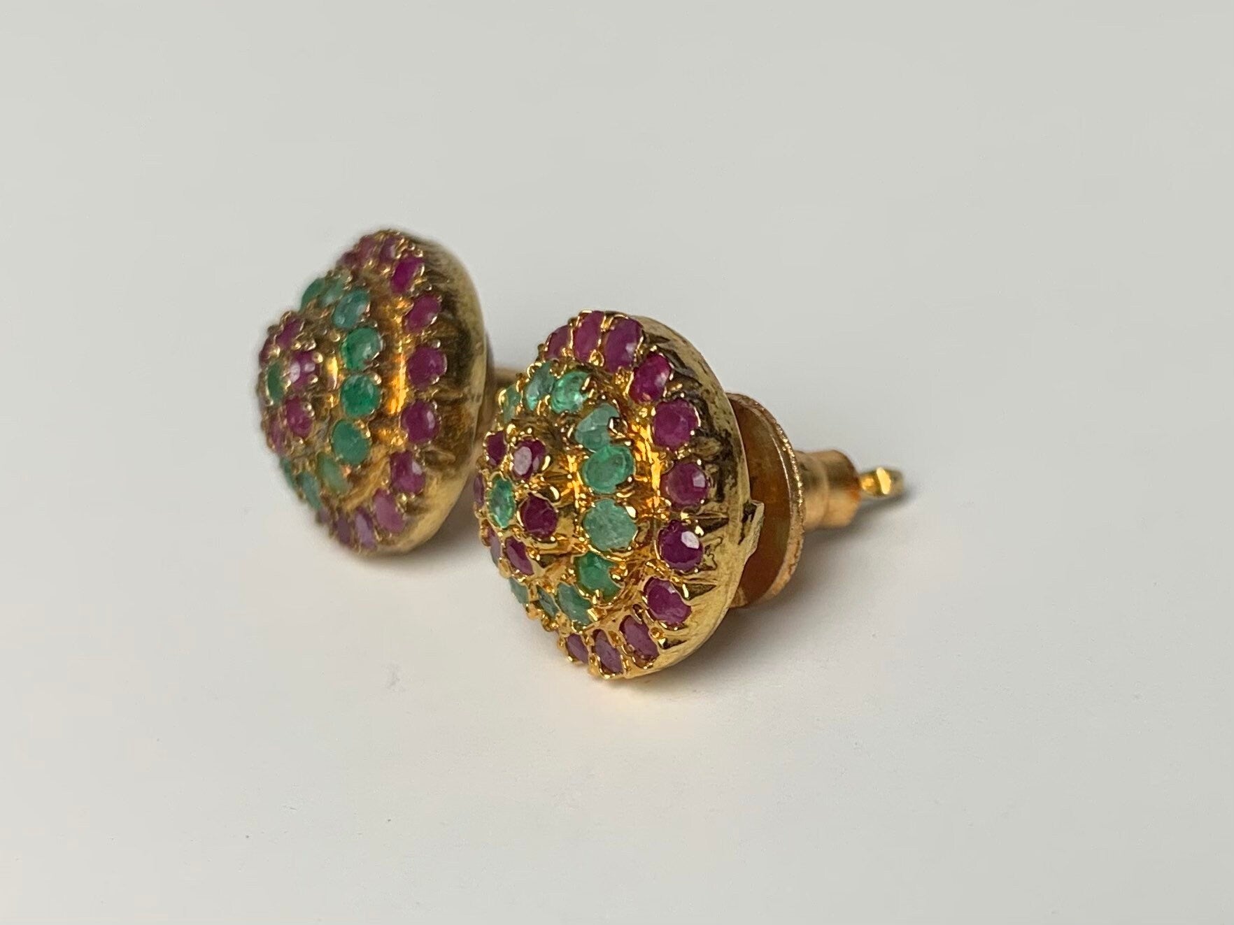 Pendientes vintage de oro de 2,3 quilates con rubí y esmeralda de 1,12 quilates