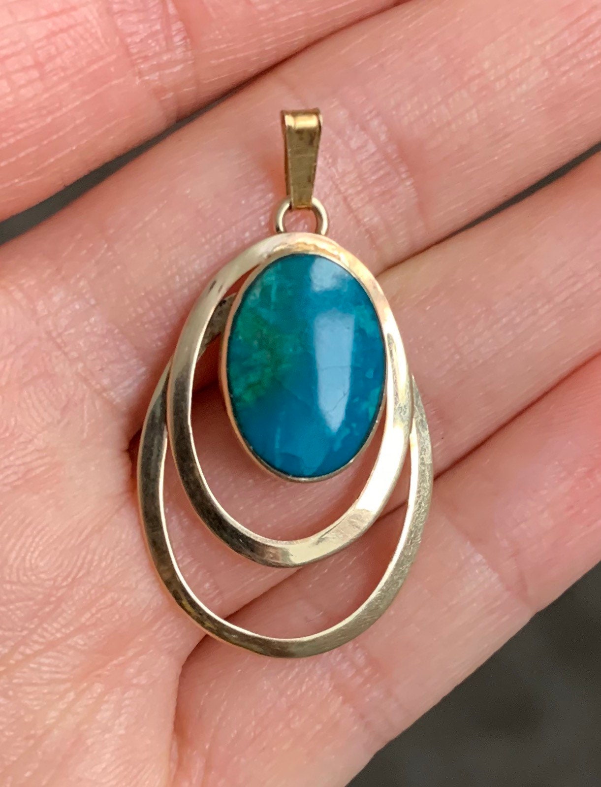 Colgante vintage de dumortierita de oro amarillo macizo de 14 quilates