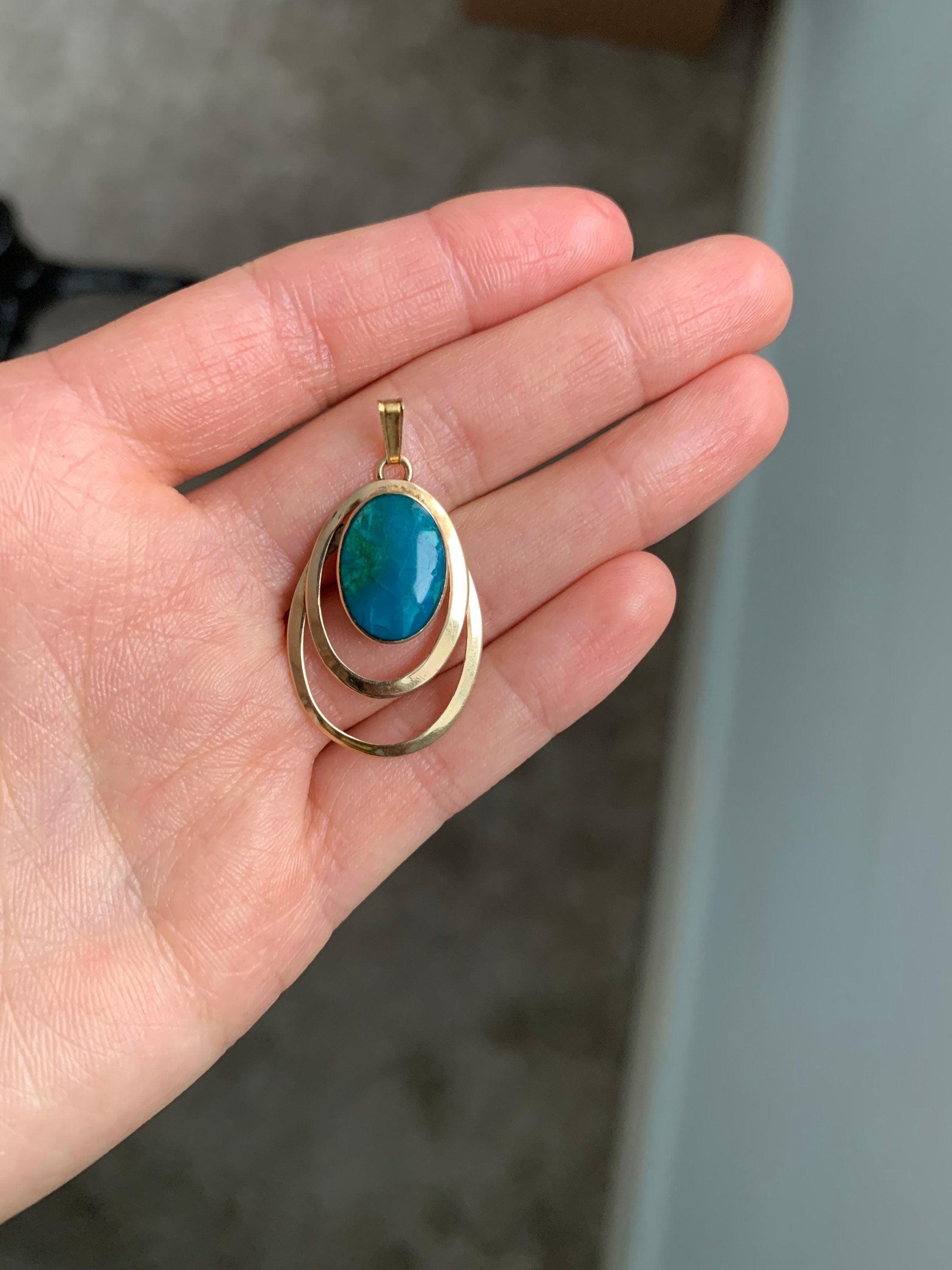 Colgante vintage de dumortierita de oro amarillo macizo de 14 quilates