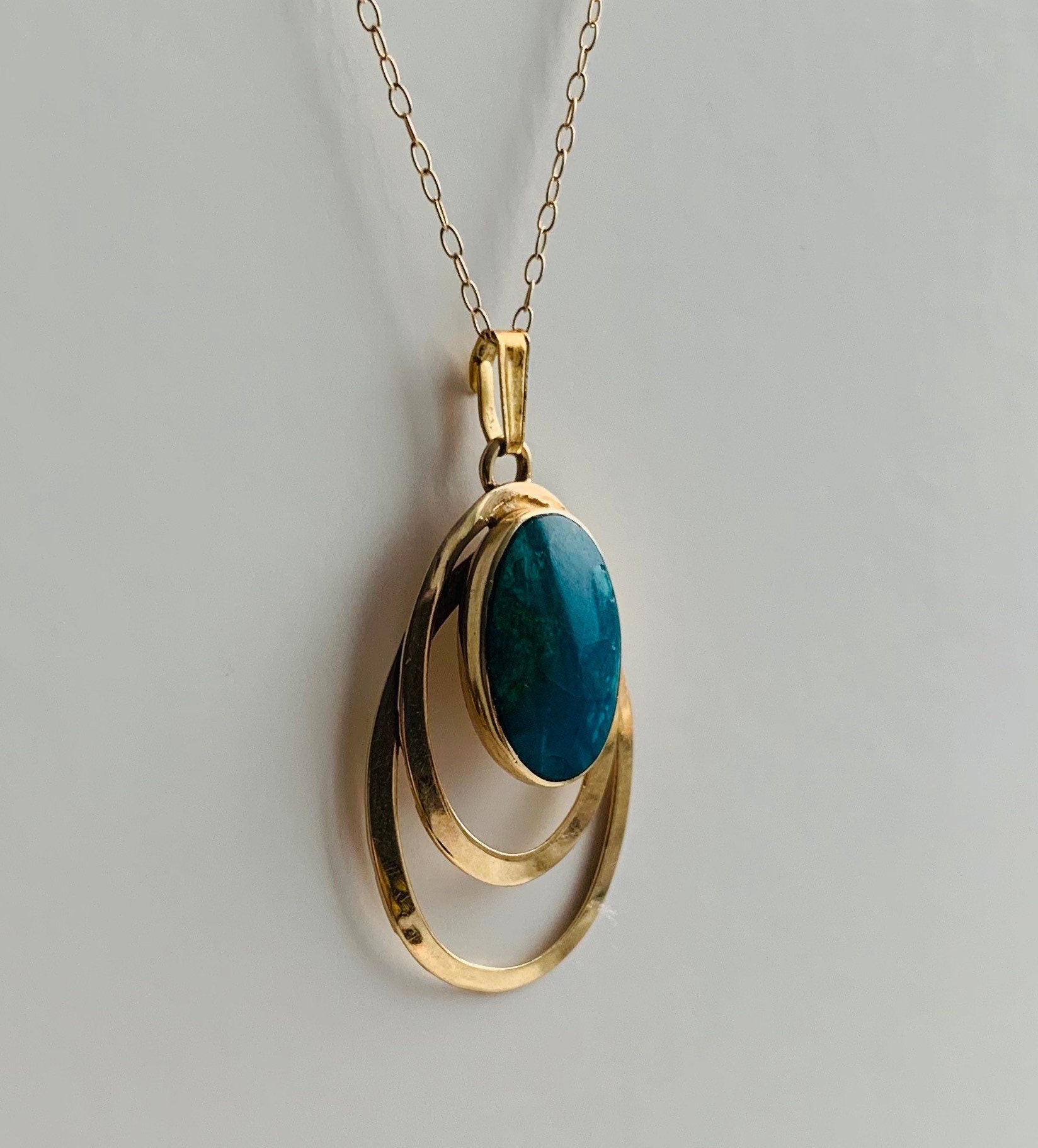 Colgante vintage de dumortierita de oro amarillo macizo de 14 quilates