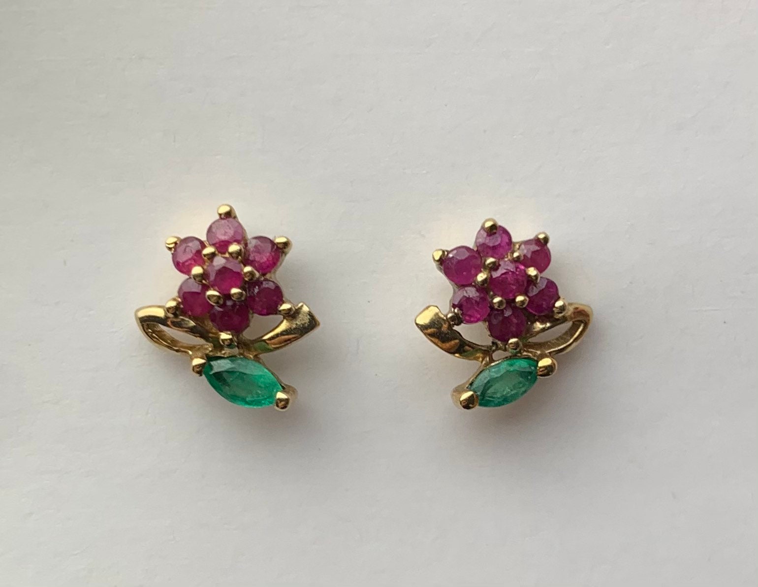 Pendientes vintage de oro de 9 quilates con forma de flor de rubí y esmeralda