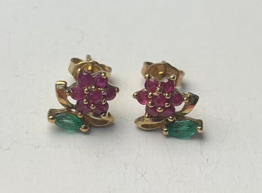 Pendientes vintage de oro de 9 quilates con forma de flor de rubí y esmeralda