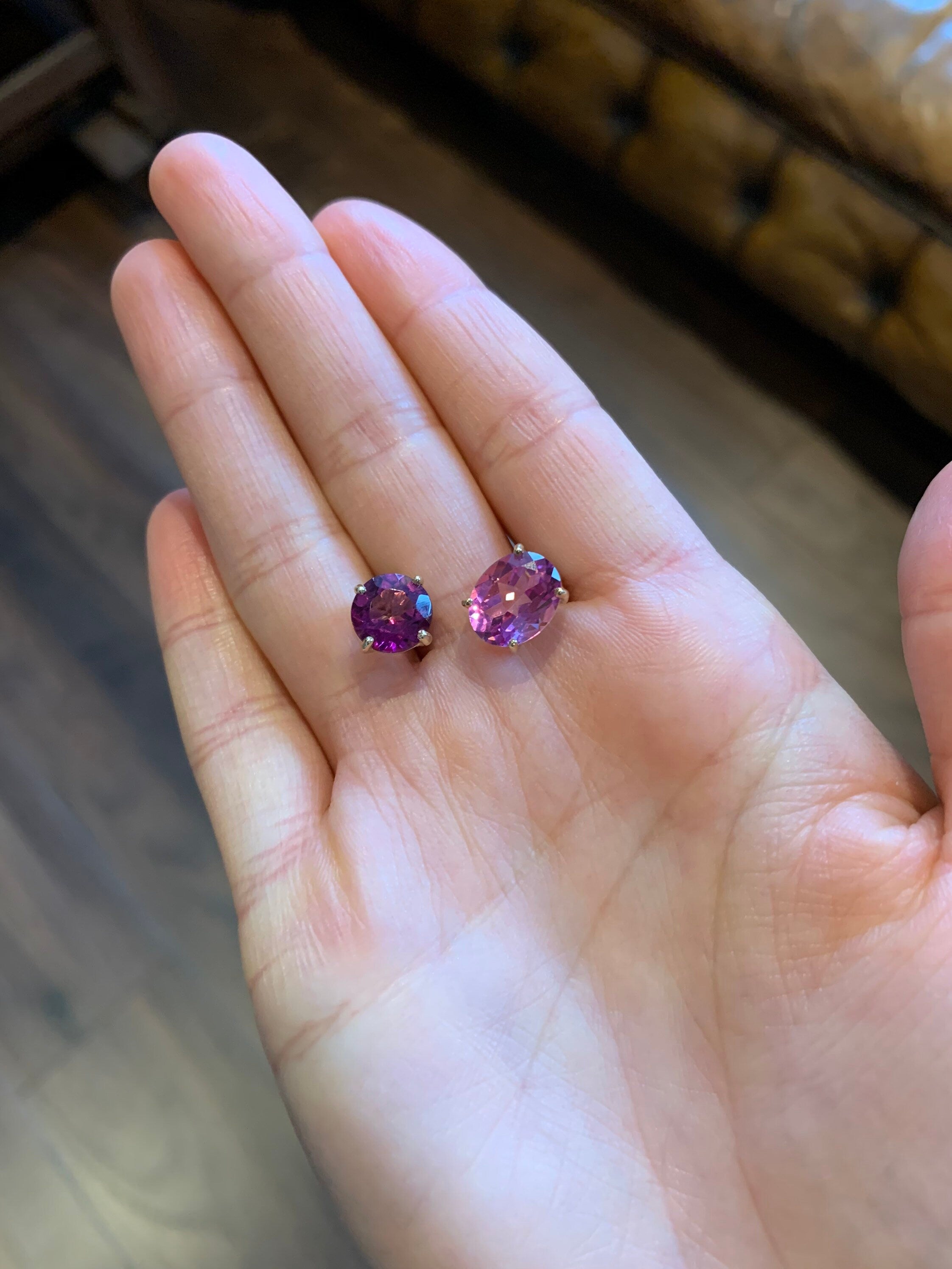 حلق كلاسيكي مرصع بالأحجار الكريمة من الذهب عيار 9 قيراط (مفرد)