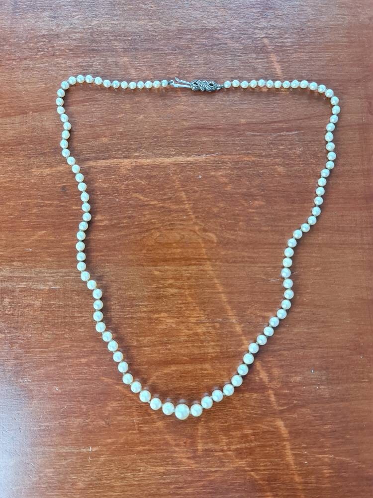 Vintage String Of Graduated Pearls With Silver Marcasite Clasp/Mother of pearl/natural pearls/pearls necklace/pearls beads/pearl and silver