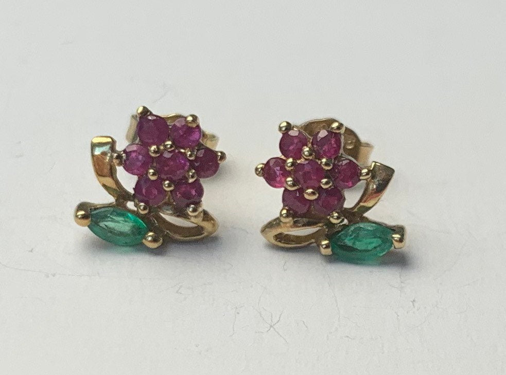 Pendientes vintage de oro de 9 quilates con forma de flor de rubí y esmeralda