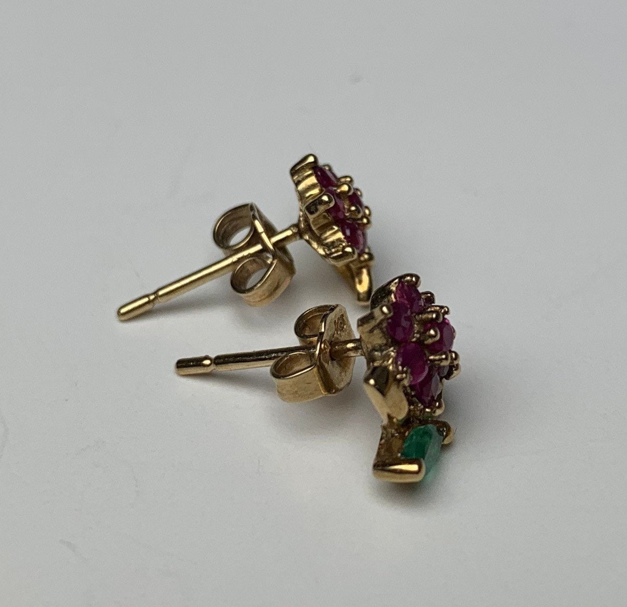 Pendientes vintage de oro de 9 quilates con forma de flor de rubí y esmeralda