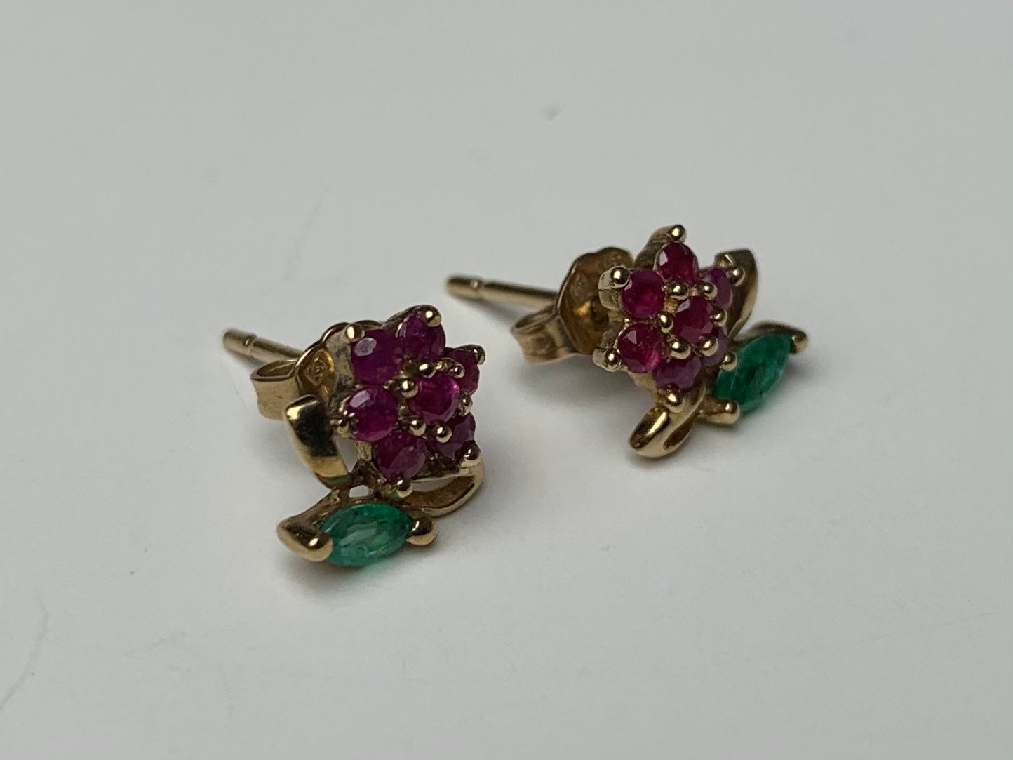 Pendientes vintage de oro de 9 quilates con forma de flor de rubí y esmeralda