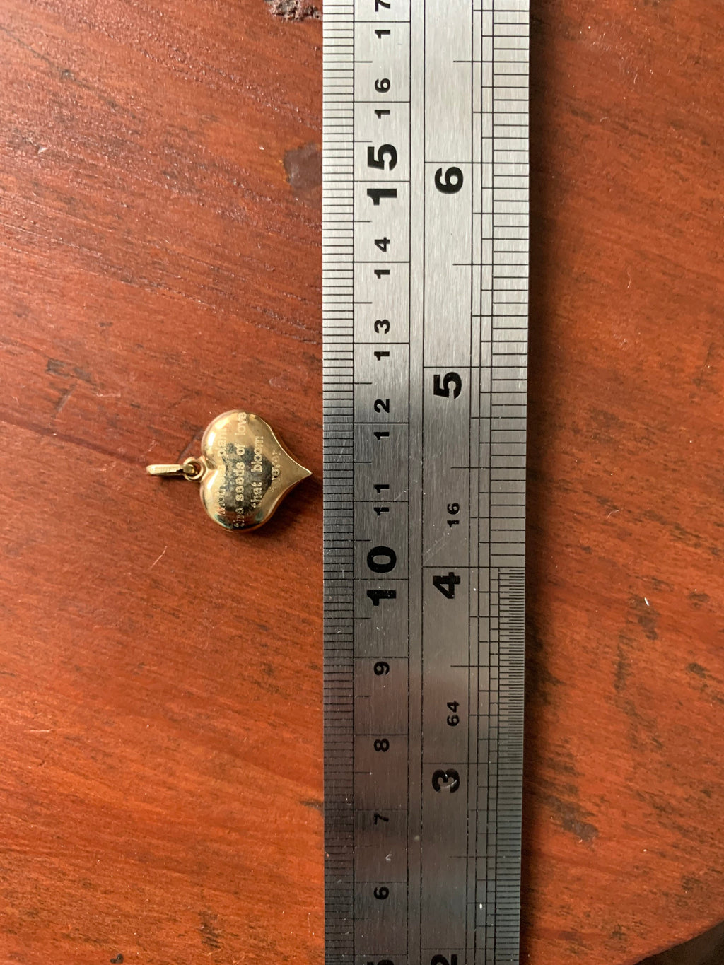 تعليقة/قلادة على شكل قلب منتفخ من الذهب عيار 9 قيراط مع وردة ونقش الأم