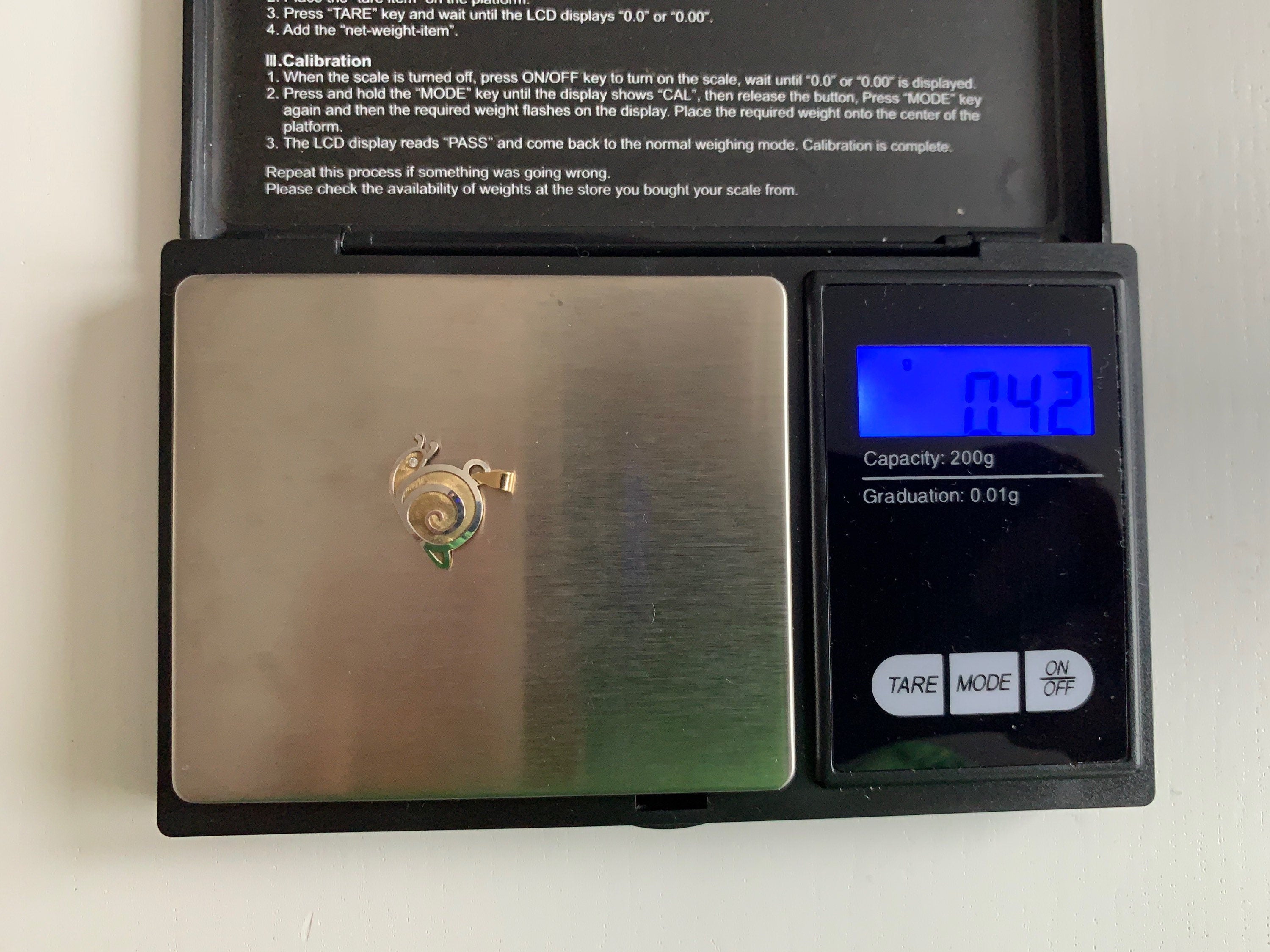 Colgante/dije de pájaro y caracol de oro blanco y amarillo de 9 quilates