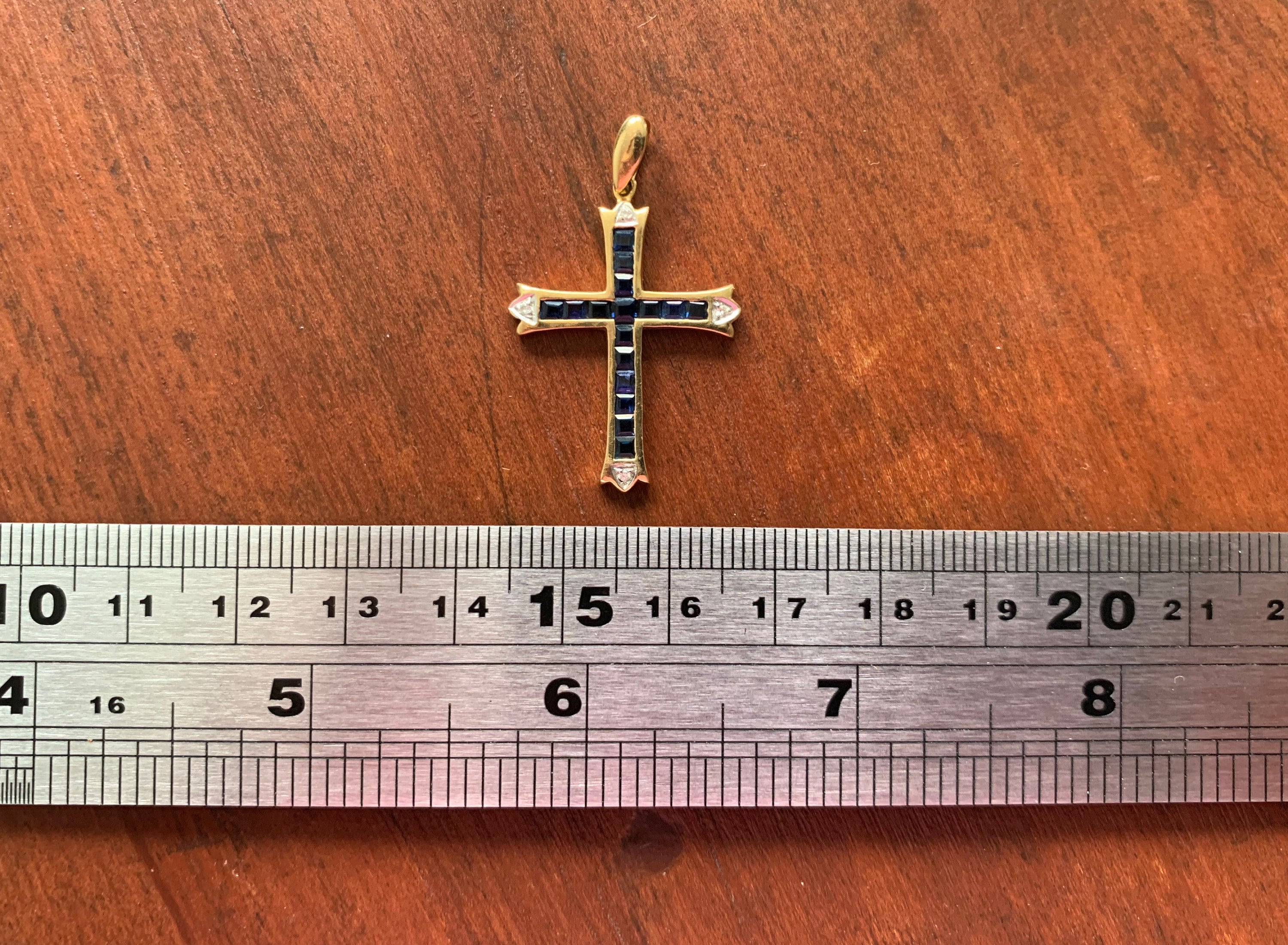 Colgante vintage de cruz de diamantes y zafiros de oro de 18 quilates