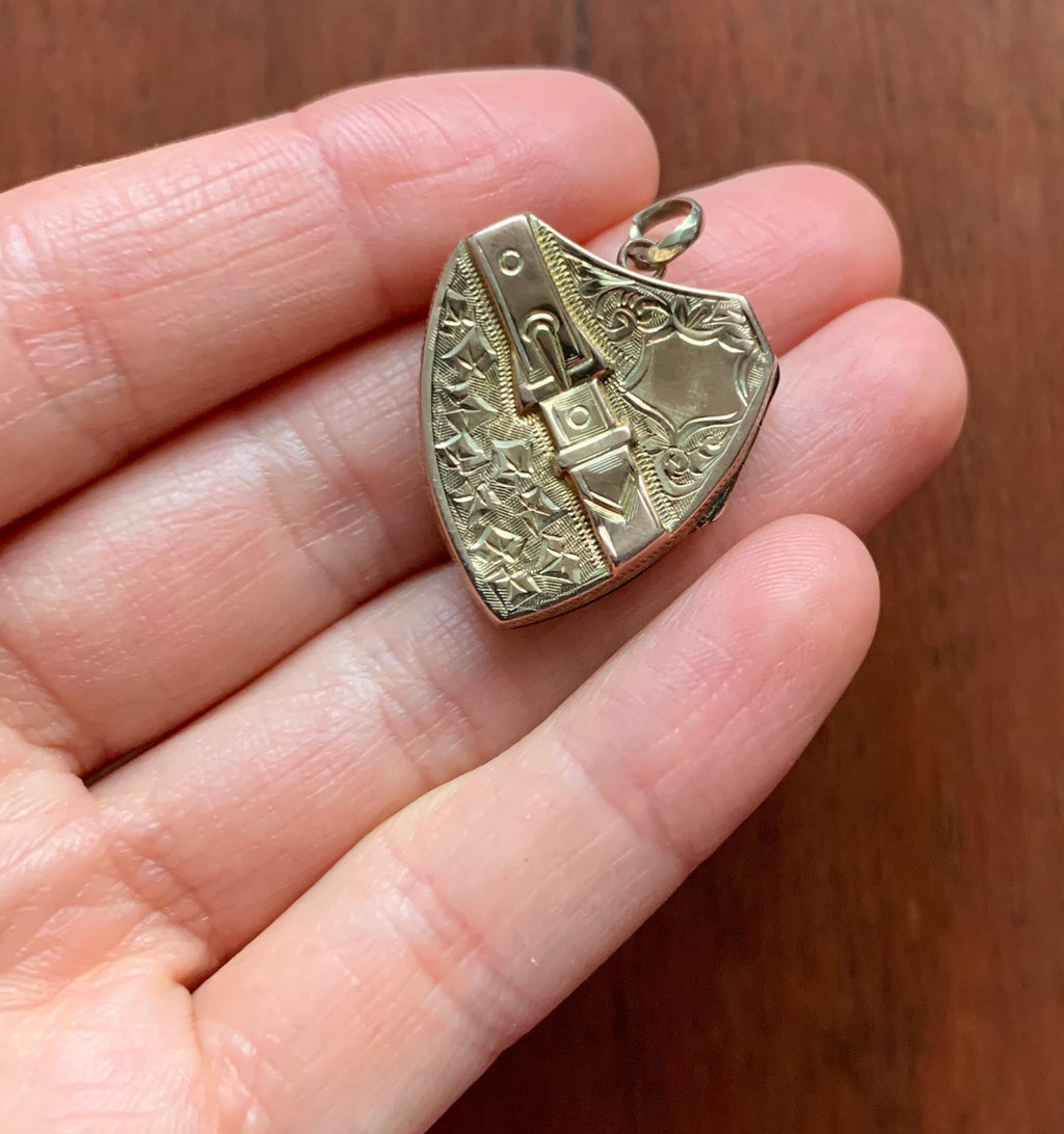 Medallón antiguo con escudo y hebilla de oro amarillo de 9 quilates