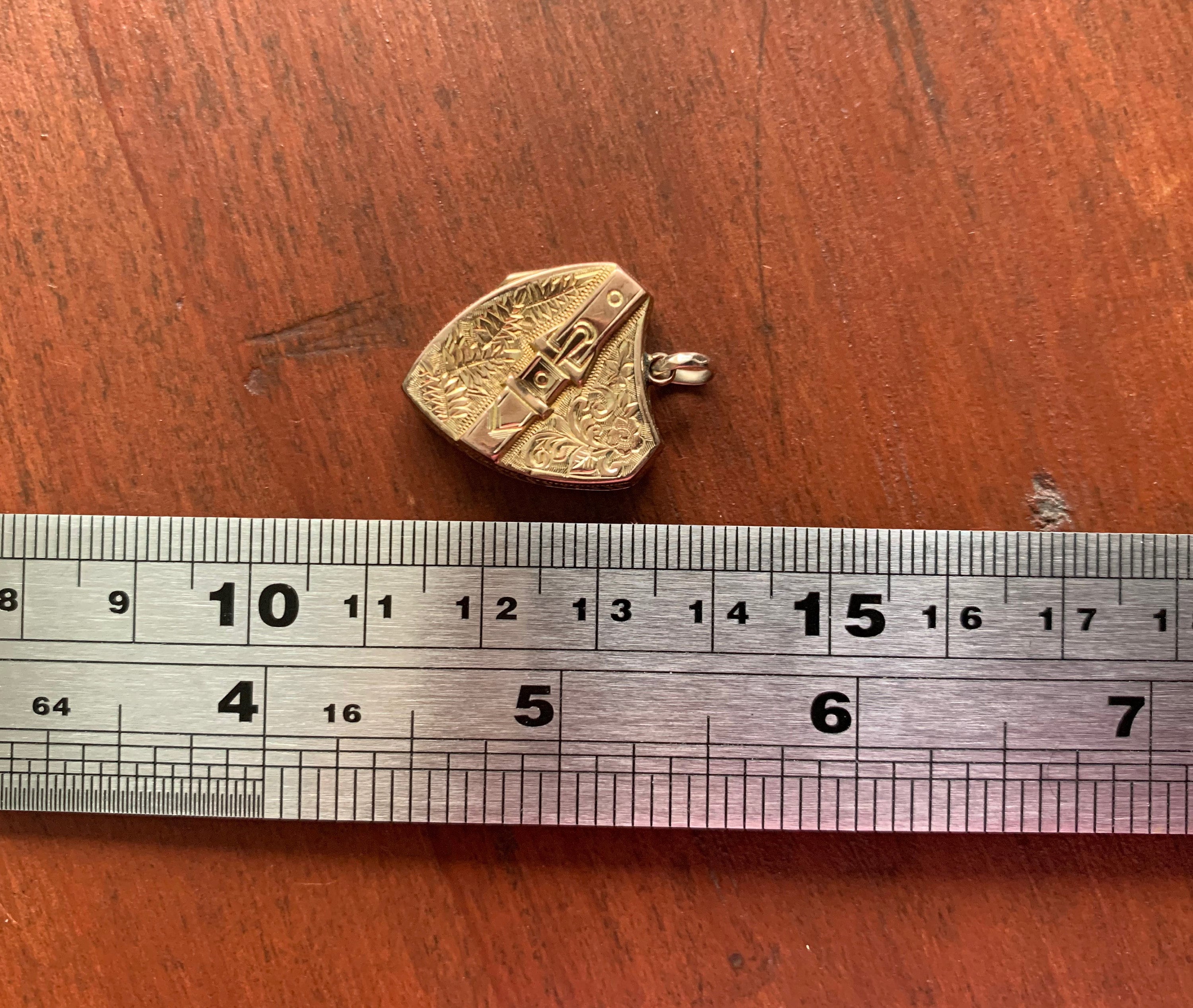 Medallón antiguo con escudo y hebilla de oro amarillo de 9 quilates