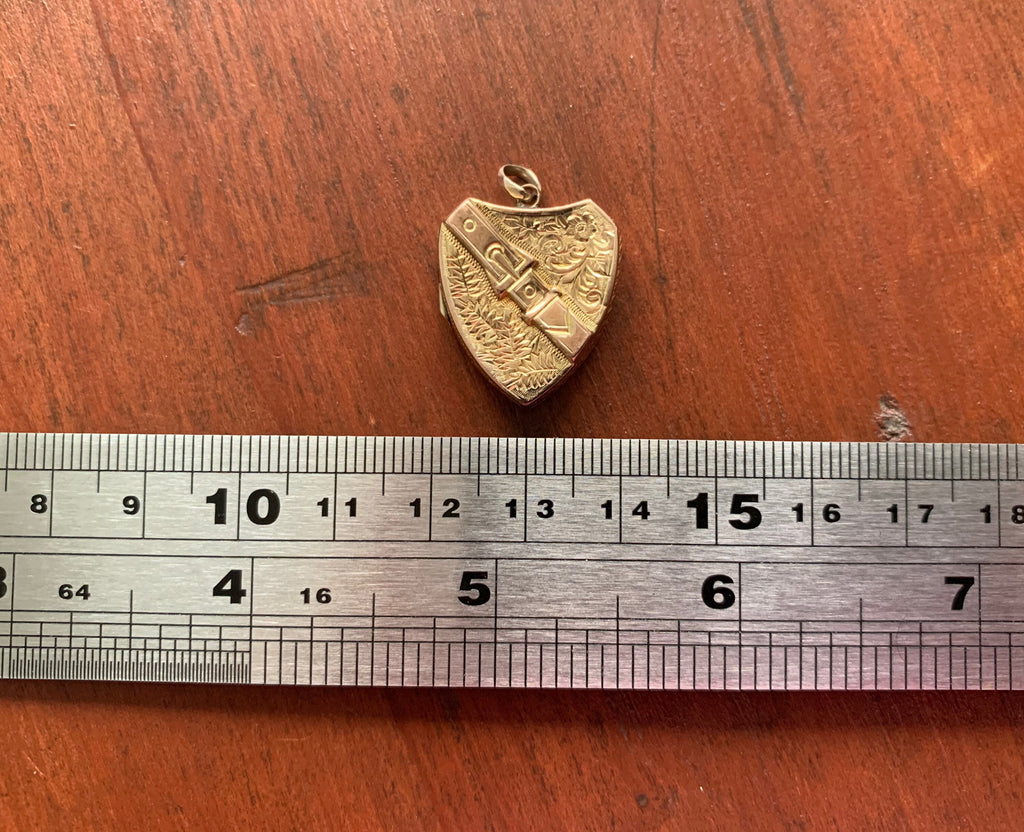Medallón antiguo con escudo y hebilla de oro amarillo de 9 quilates