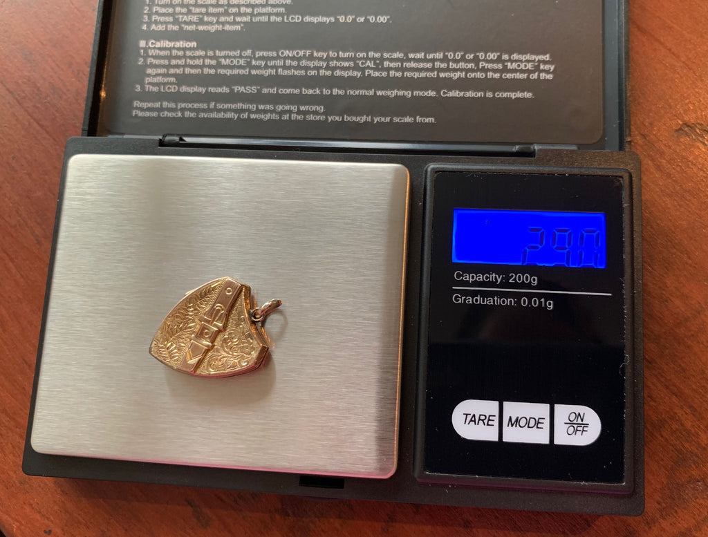 Medallón antiguo con escudo y hebilla de oro amarillo de 9 quilates