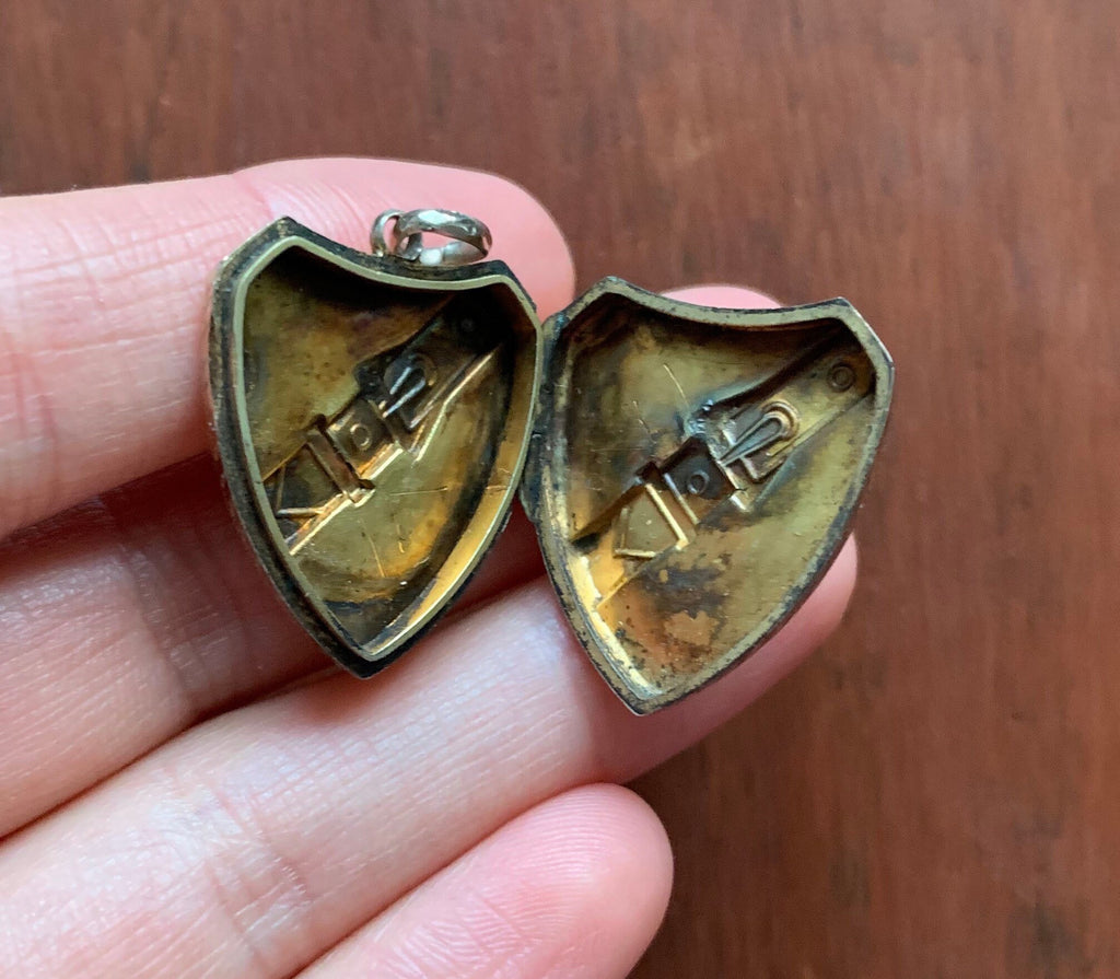 Medallón antiguo con escudo y hebilla de oro amarillo de 9 quilates