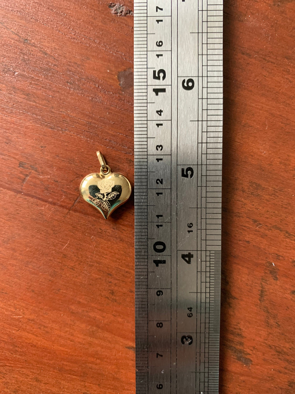 تعليقة/قلادة على شكل قلب منتفخ من الذهب عيار 9 قيراط مع وردة ونقش الأم