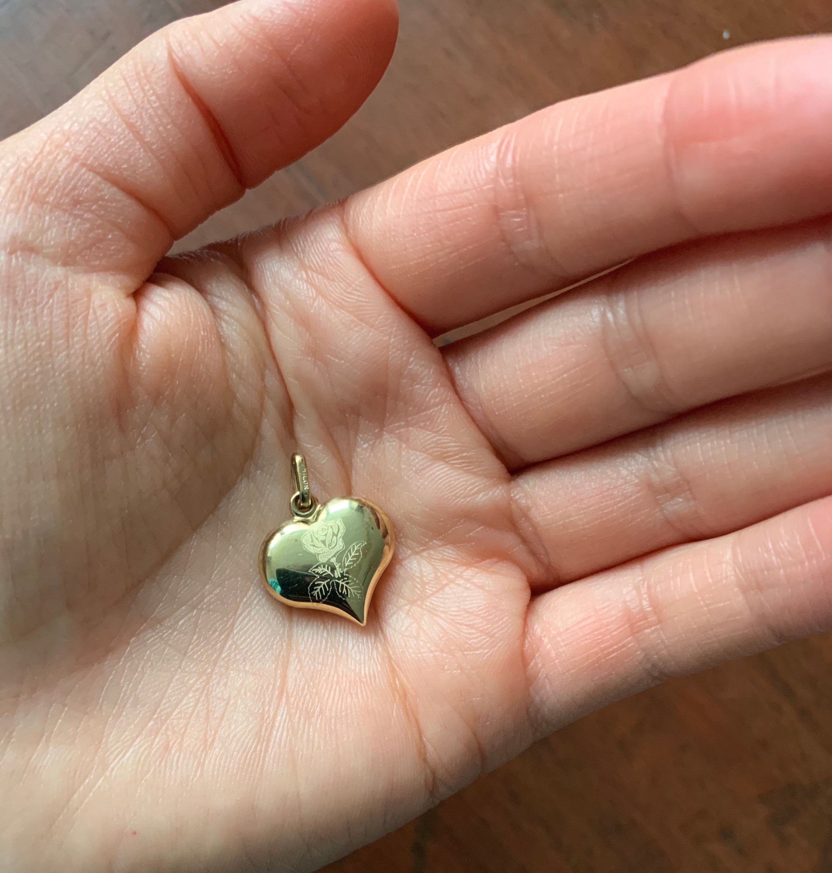 تعليقة/قلادة على شكل قلب منتفخ من الذهب عيار 9 قيراط مع وردة ونقش الأم