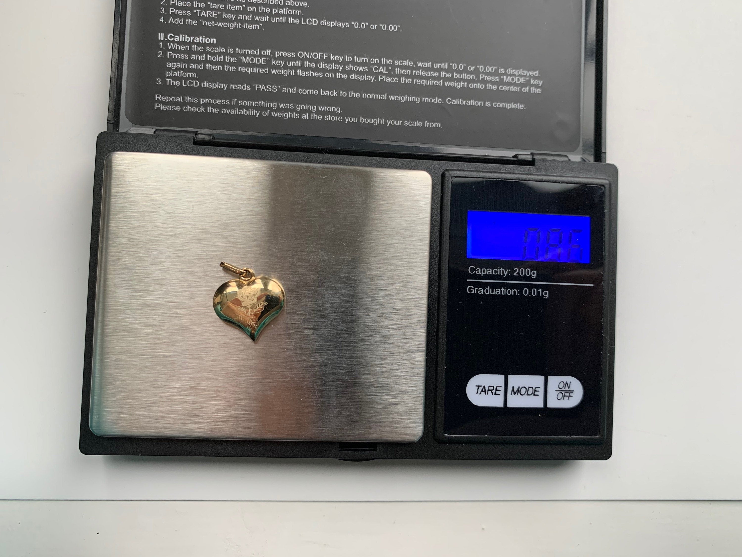 تعليقة/قلادة على شكل قلب منتفخ من الذهب عيار 9 قيراط مع وردة ونقش الأم