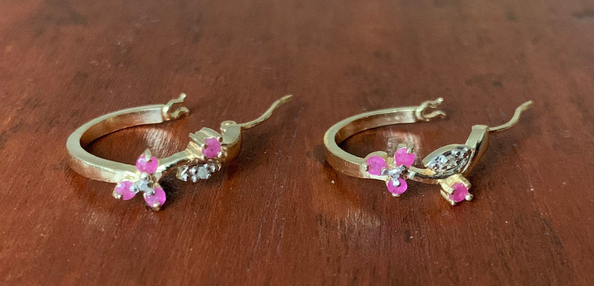 Hermosos pendientes de aro de plata 925 con zafiro rosa y diamantes