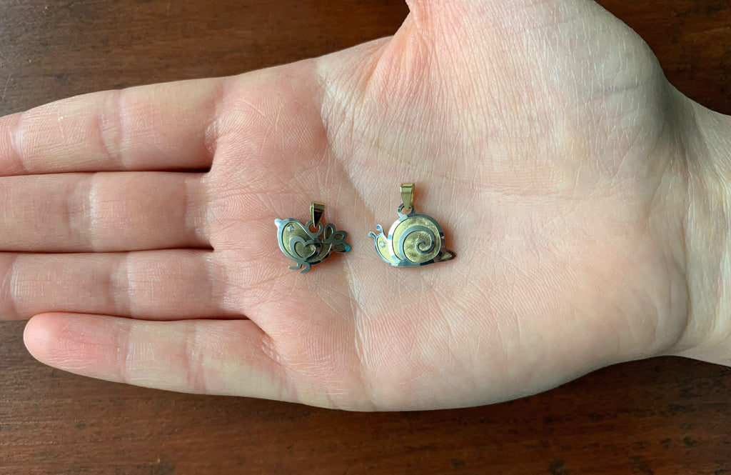 Colgante/dije de pájaro y caracol de oro blanco y amarillo de 9 quilates