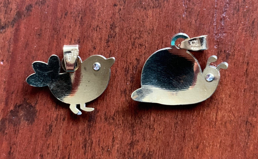 Colgante/dije de pájaro y caracol de oro blanco y amarillo de 9 quilates