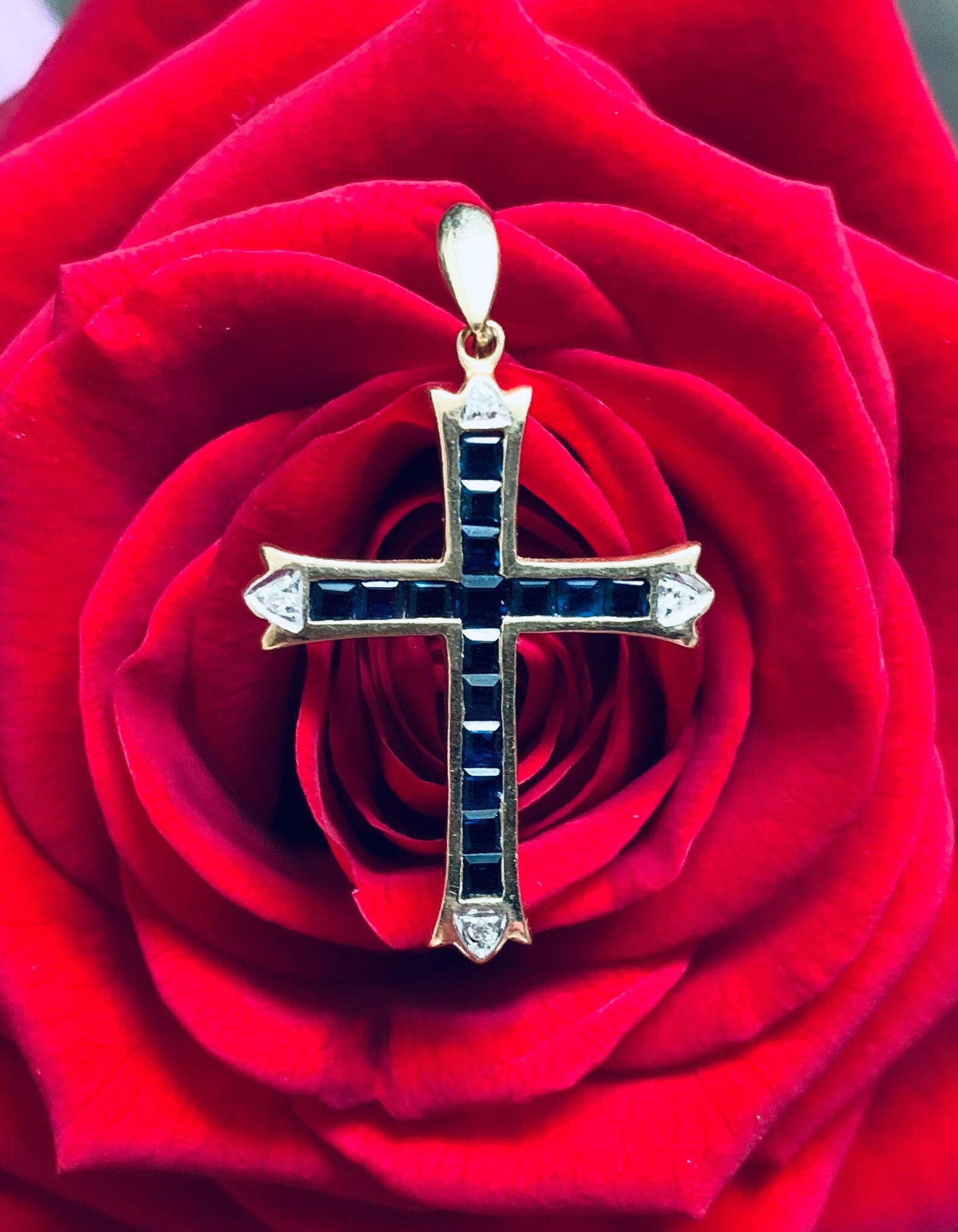 Colgante vintage de cruz de diamantes y zafiros de oro de 18 quilates