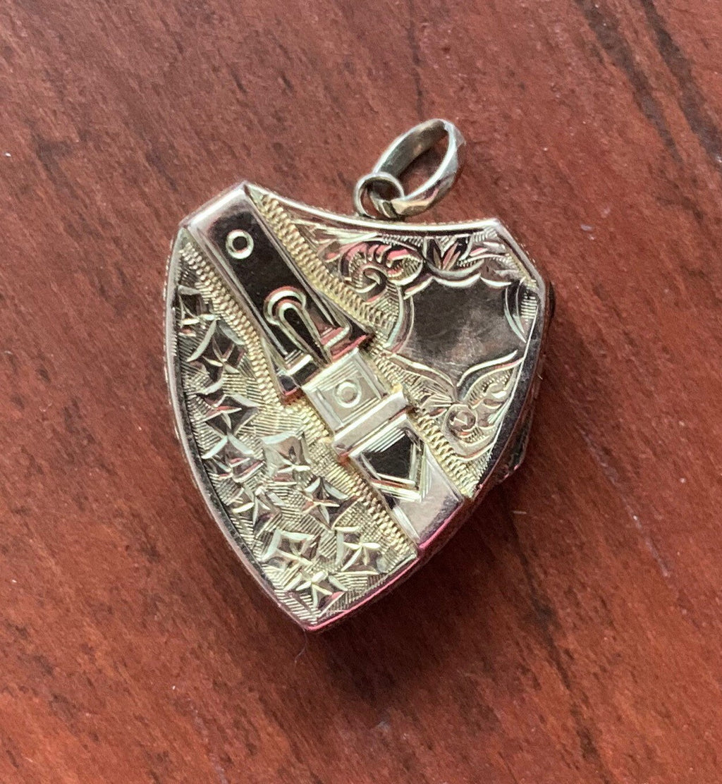 Medallón antiguo con escudo y hebilla de oro amarillo de 9 quilates