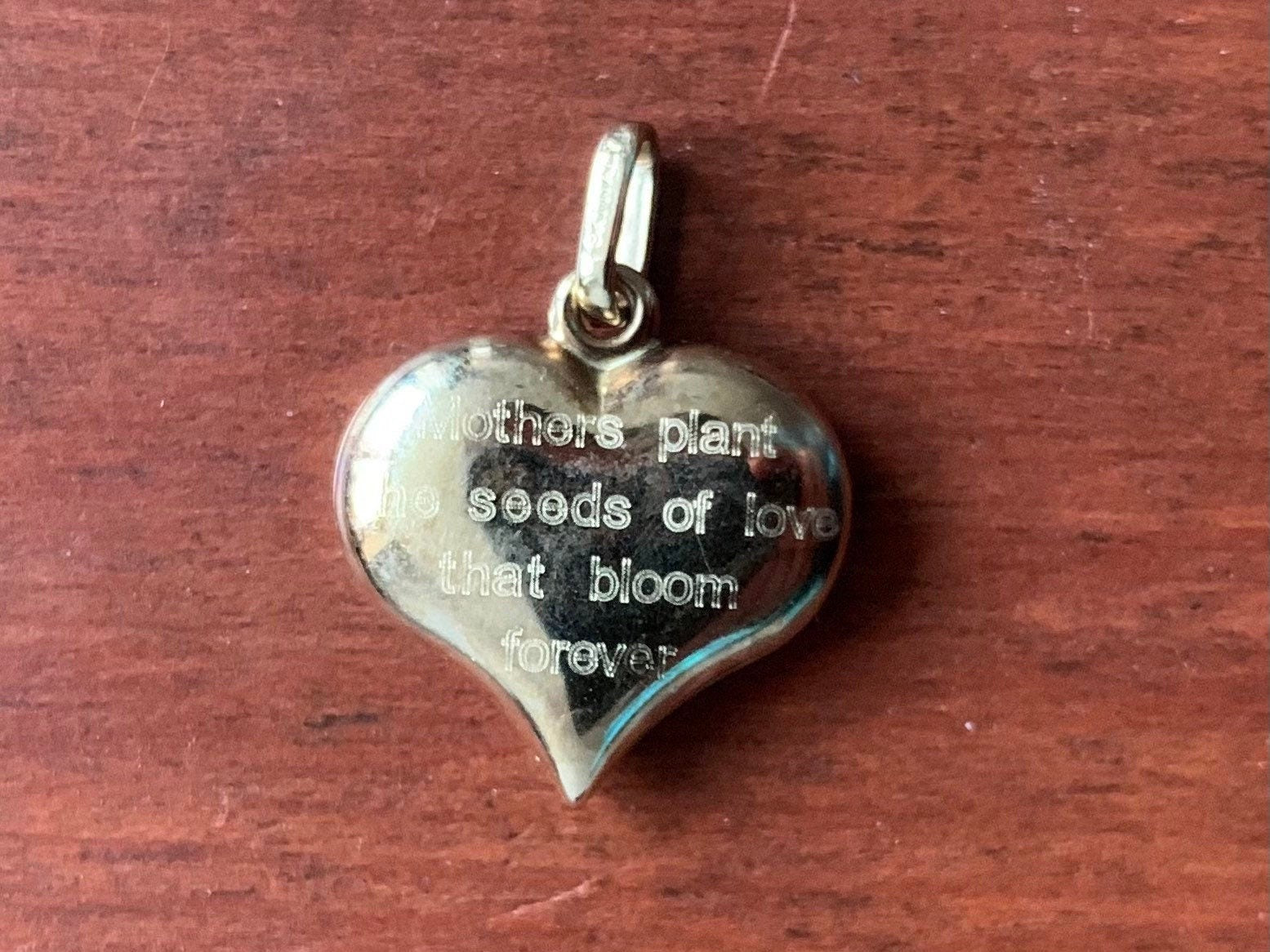 تعليقة/قلادة على شكل قلب منتفخ من الذهب عيار 9 قيراط مع وردة ونقش الأم