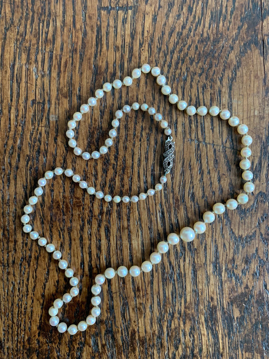 Vintage String Of Graduated Pearls With Silver Marcasite Clasp/Mother of pearl/natural pearls/pearls necklace/pearls beads/pearl and silver