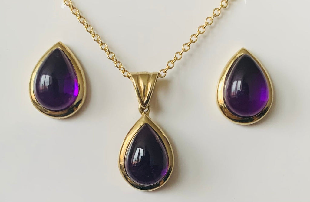 Colgante de amatista cabujón en forma de pera de oro amarillo macizo de 9 k