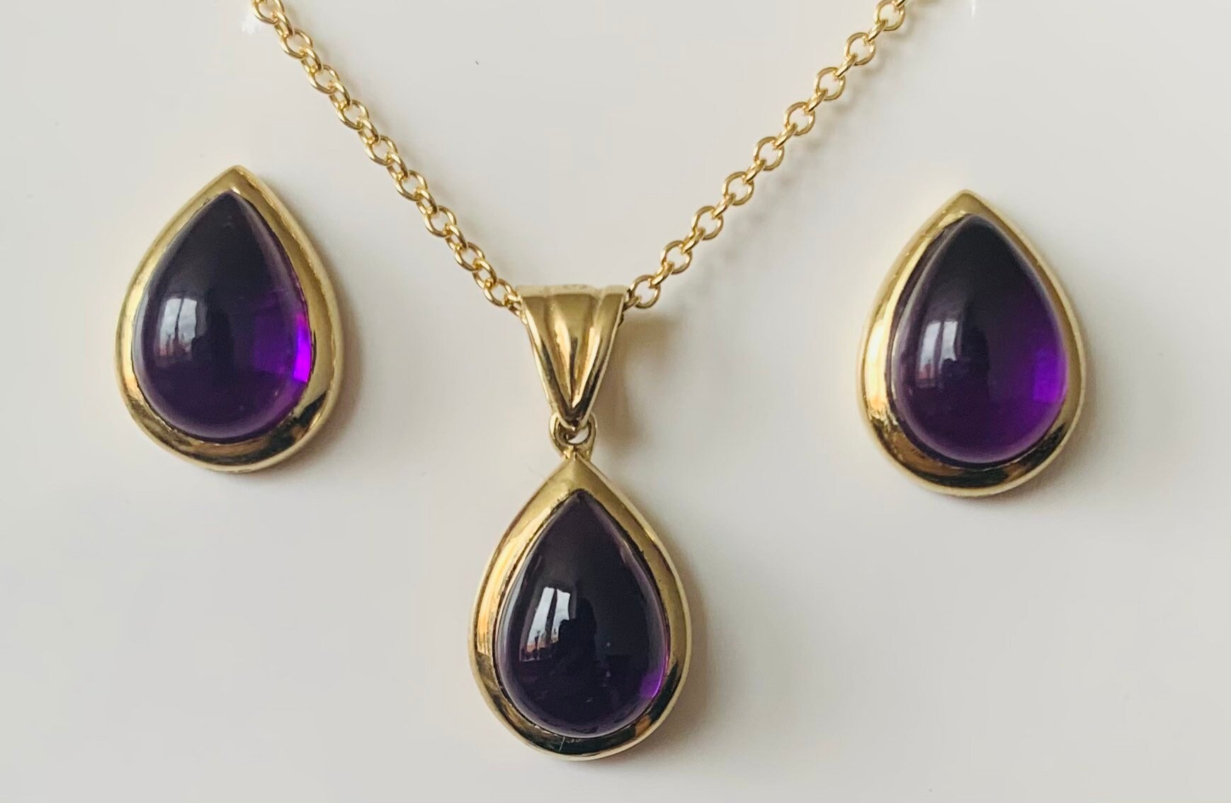 Colgante de amatista cabujón en forma de pera de oro amarillo macizo de 9 k