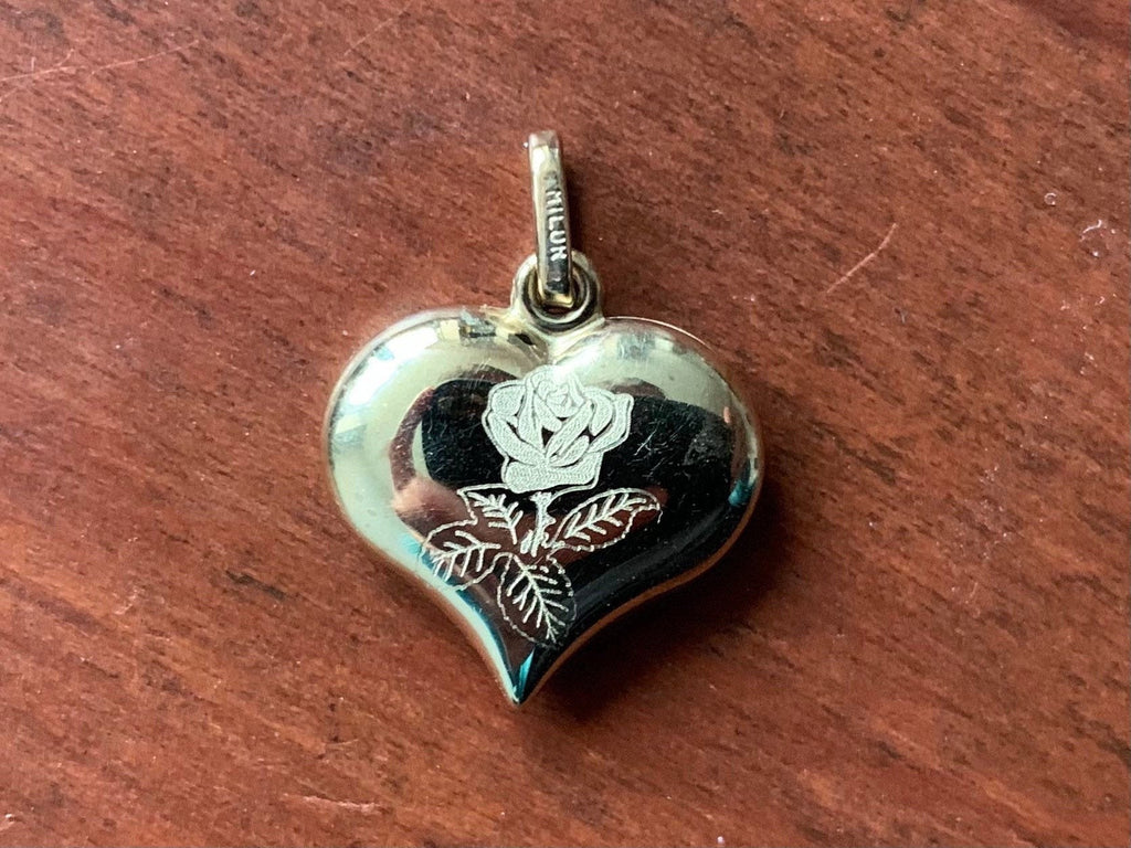 تعليقة/قلادة على شكل قلب منتفخ من الذهب عيار 9 قيراط مع وردة ونقش الأم