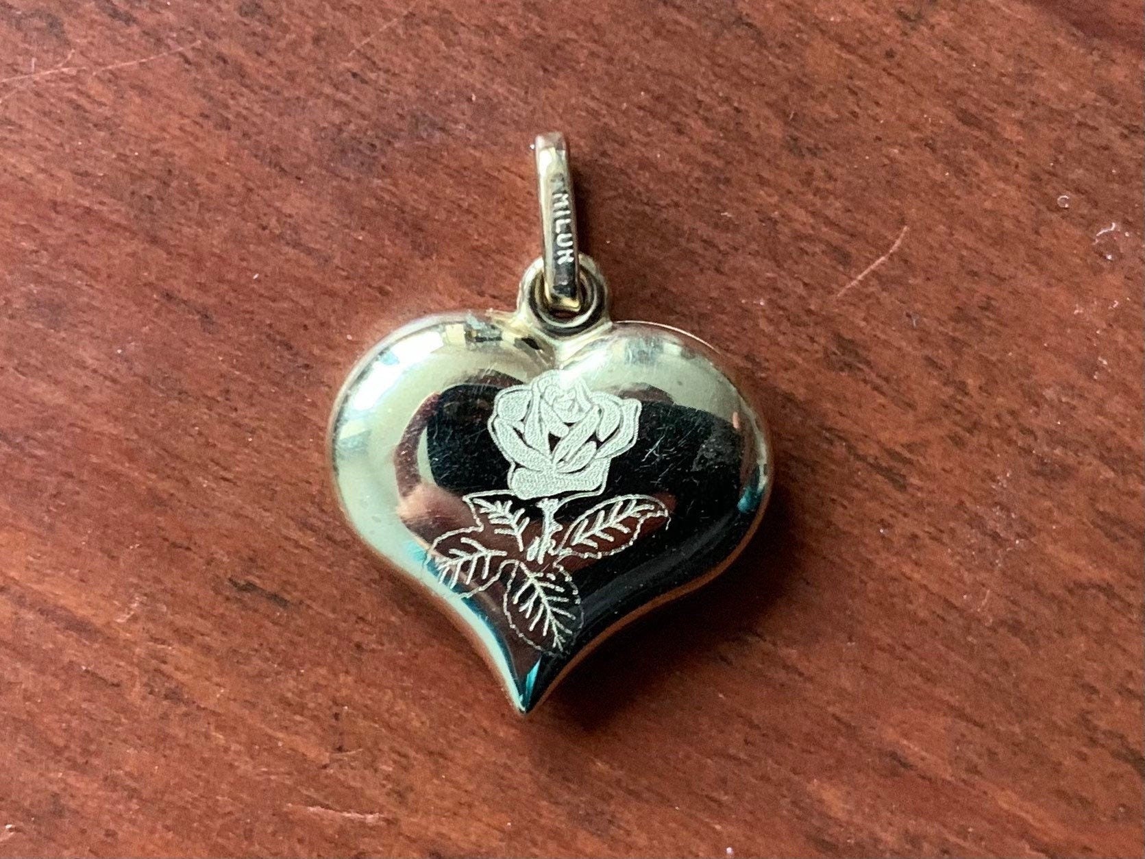 تعليقة/قلادة على شكل قلب منتفخ من الذهب عيار 9 قيراط مع وردة ونقش الأم