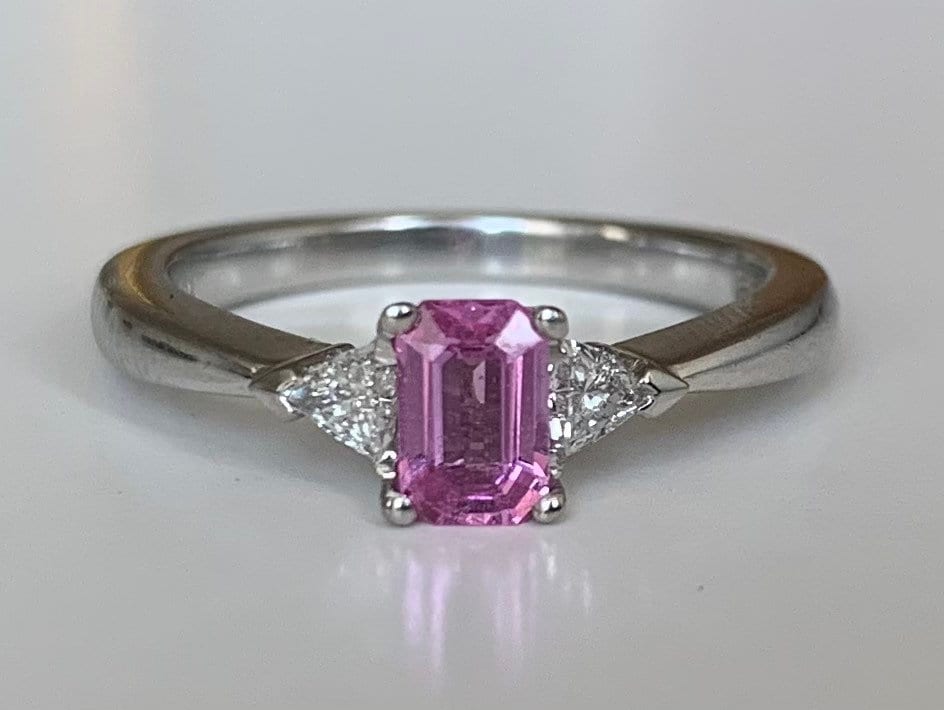 خاتم كلاسيكي من الياقوت الوردي .75 قيراط و .20 قيراط من الماس والبلاتين مقاس المملكة المتحدة M 1/2، الولايات المتحدة 6 1/2