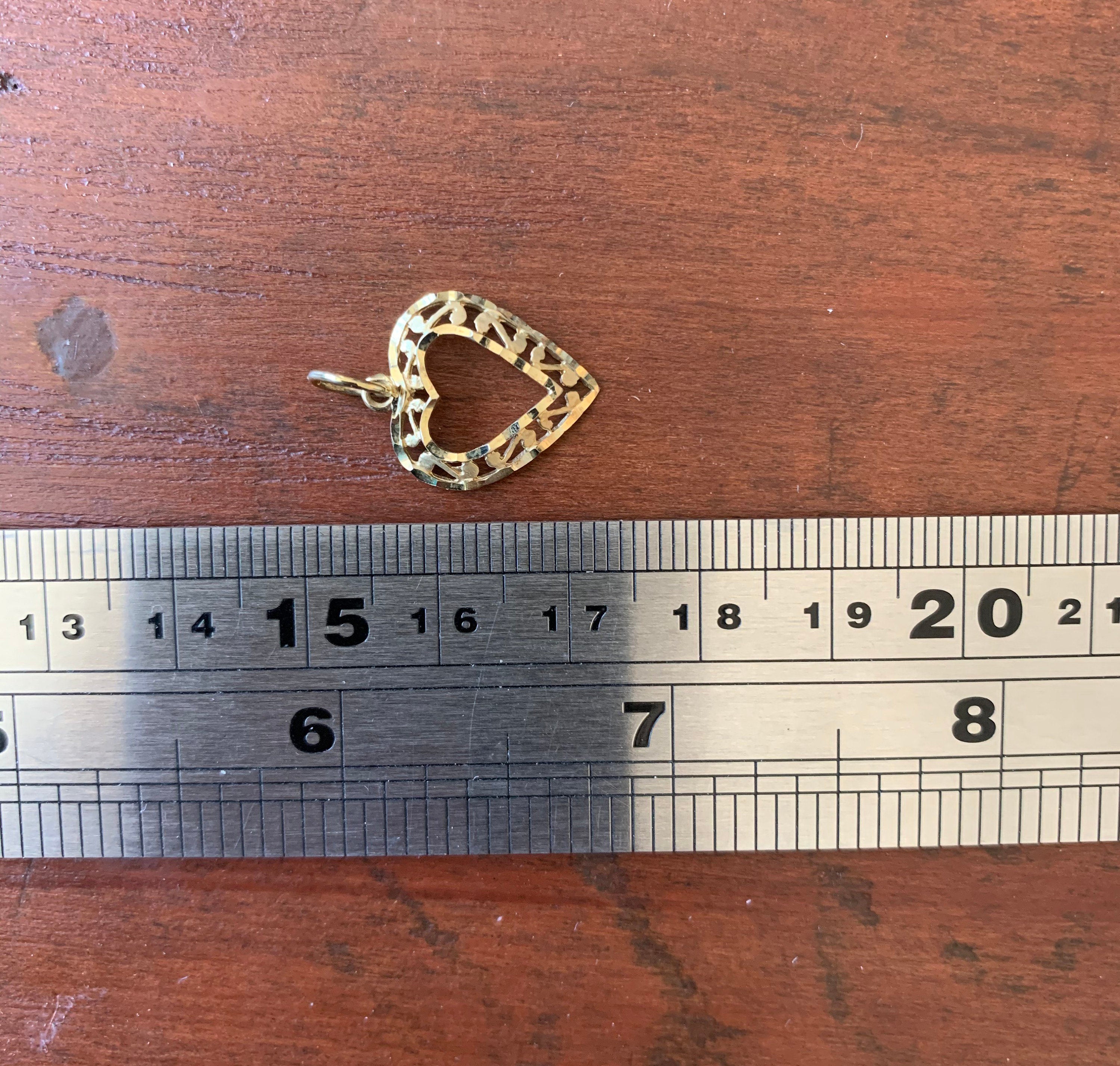 Colgante de corazón calado de oro amarillo vintage de 9 quilates