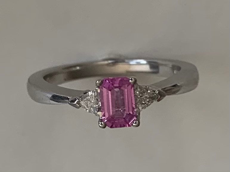 خاتم كلاسيكي من الياقوت الوردي .75 قيراط و .20 قيراط من الماس والبلاتين مقاس المملكة المتحدة M 1/2، الولايات المتحدة 6 1/2