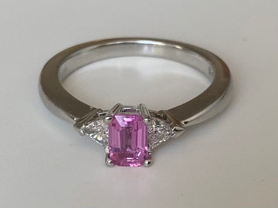 خاتم كلاسيكي من الياقوت الوردي .75 قيراط و .20 قيراط من الماس والبلاتين مقاس المملكة المتحدة M 1/2، الولايات المتحدة 6 1/2