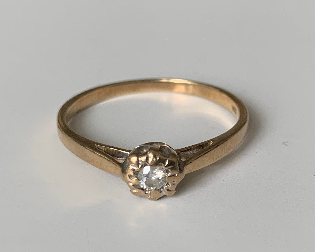 Anillo de diamantes solitario vintage en oro amarillo de 9 qt, Reino Unido Q 1/2, EE.UU. 8 1/4