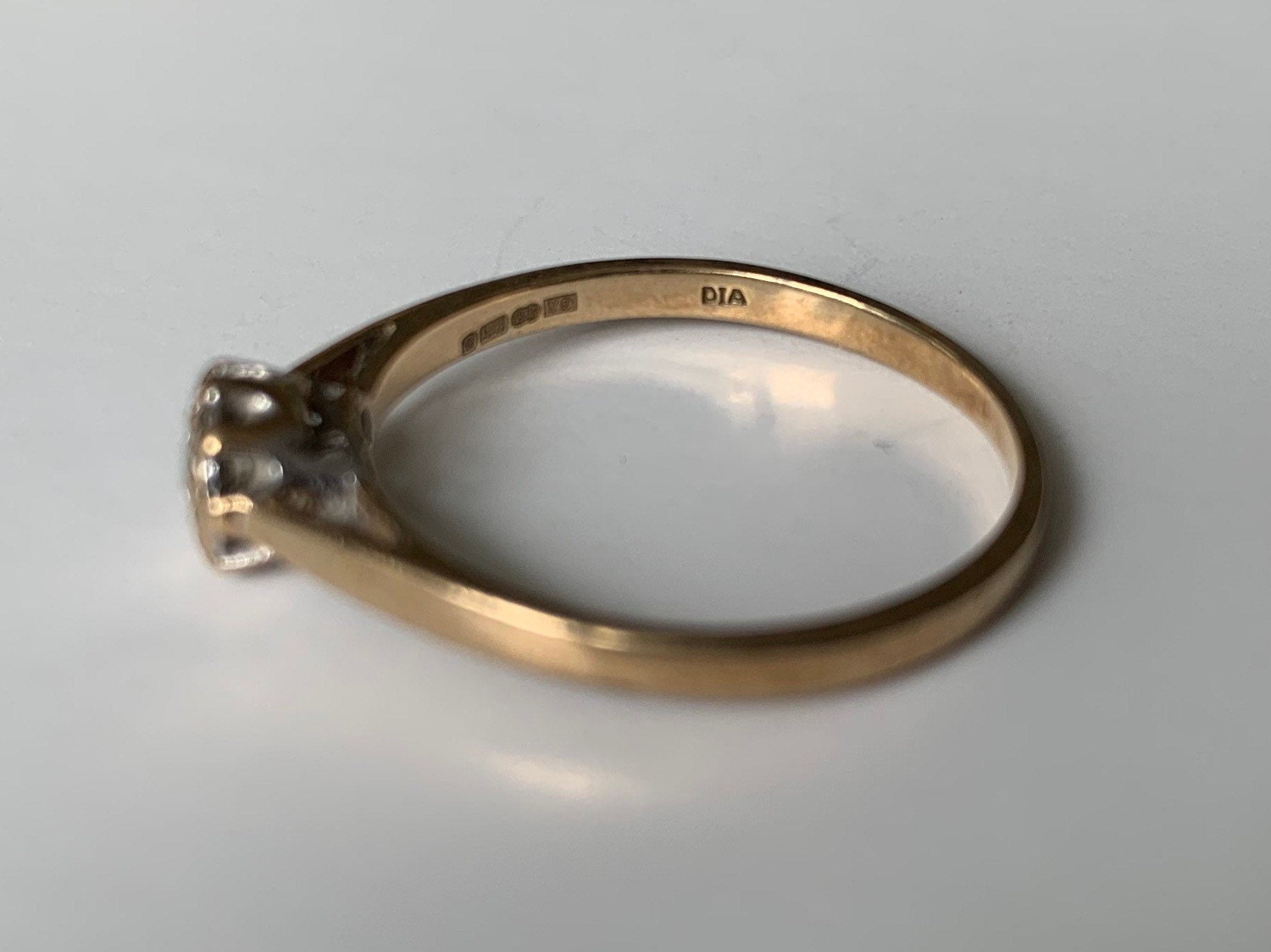 Anillo de diamantes solitario vintage en oro amarillo de 9 qt, Reino Unido Q 1/2, EE.UU. 8 1/4