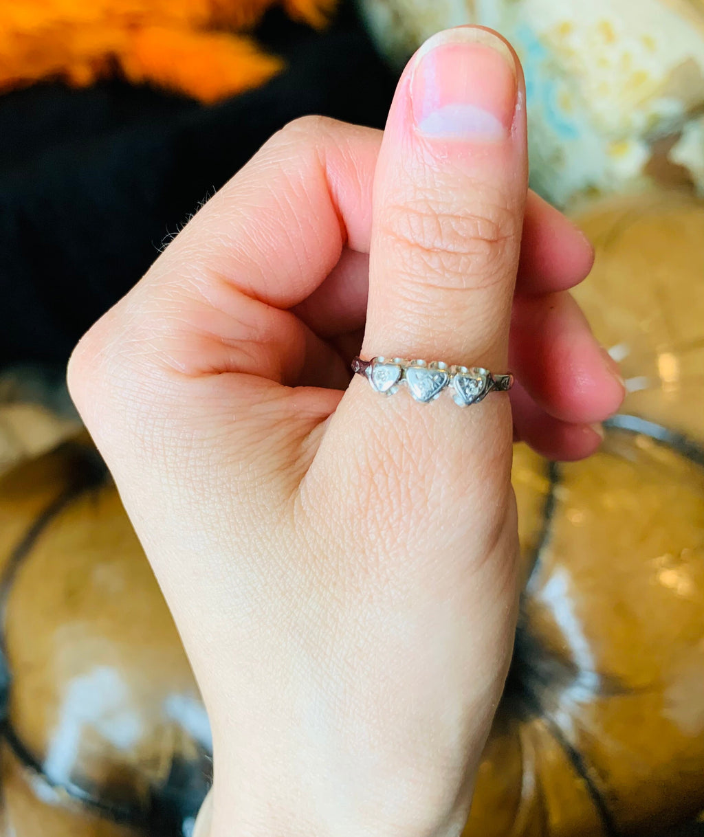 خاتم عتيق من الذهب والبلاتين عيار 18 قيراطًا مكون من 3 قلوب من الألماس، مقاس المملكة المتحدة K 1/2، مقاس الولايات المتحدة 5 1/2